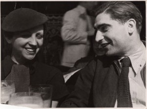 Ritratto di Gerda Taro e Robert Capa, Parigi, 1935 © Fred Stein/International Center of Photography